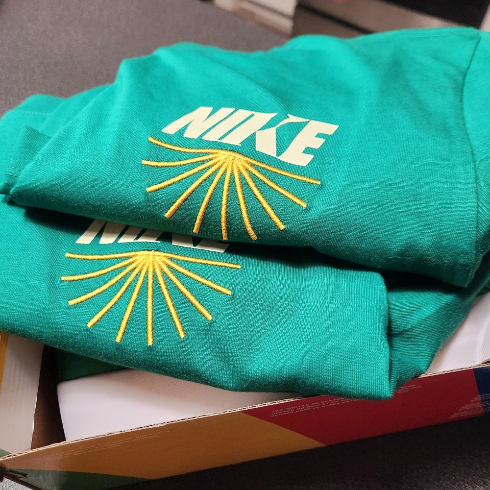 NWT-Nike Unisex Green Ground Your Sole Graphic T-SHIRT - Picture 2 of 8